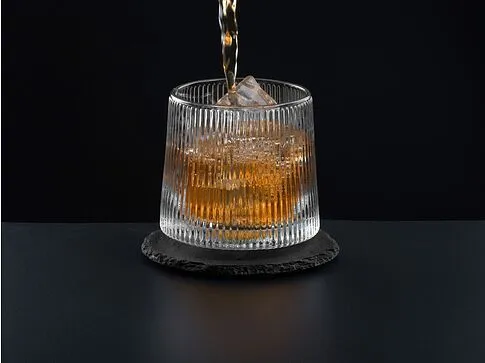 Вращающийся бокал для виски на сланцевом костере Ventura