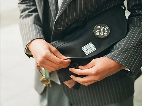 Сумка-мессенджер Herschel Cove из переработанного материала 22,5 л - сплошной черный