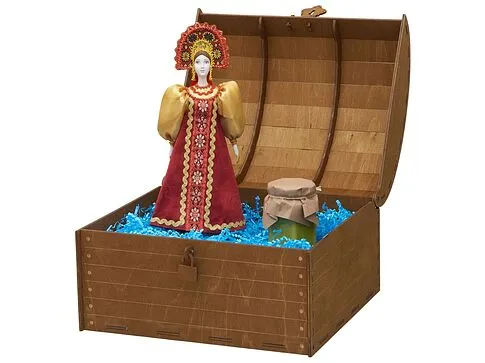 Подарочный набор: кукла фарфоровая, крем-мед, красный