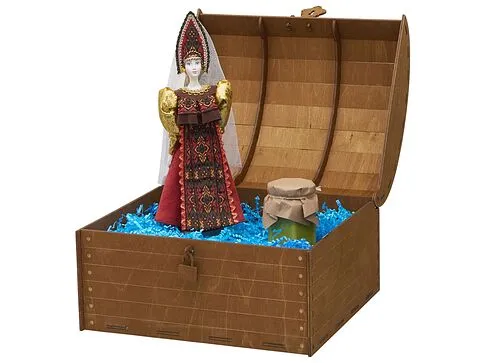 Подарочный набор: кукла фарфоровая, крем-мед, красный