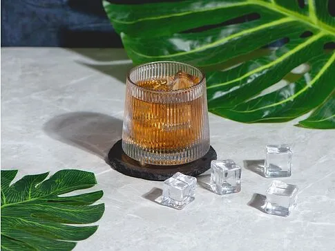 Вращающийся бокал для виски на сланцевом костере Ventura